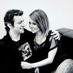 Sandy Instagram - Não foi uma decisão fácil, nem impulsiva. Foram praticamente 24 anos de relacionamento e 15 anos de casados. Com altos e baixos, às vezes mais felizes, às vezes menos, mas sempre inteiros e dispostos a fazer o nosso melhor. E fizemos. Não teve briga, mágoa, traumas… a gente conseguiu enxergar que esse era o melhor caminho e vamos deixar de ser um casal do mesmo jeito que a gente foi um: com muito amor, respeito e amizade infinita. A família que a gente construiu é pra sempre. E o nosso amor também. E a gente sabe que é pedir demais, mas vamos pedir mesmo assim: por favor, respeitem nosso momento, nossa família. A gente tem um filho lindo de 9 anos que precisa de todo nosso amor e cuidado. Precisamos que esse momento tão íntimo, difícil e particular seja vivido com a mesma discrição com que a gente viveu nosso relacionamento tão feliz, tão bem-sucedido. Obrigado pela compreensão e pelos pensamentos positivos que a gente sabe que vai receber de quem gosta da gente. Vai demorar um pouquinho, mas vai ficar tudo bem. ♥️