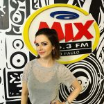 Sandy Instagram – Tava com saudade de fazer trabalho de rádio!! Ouço muito e aaaamo!! Obrigada, @radiomixfm e @novabrasilfm, por me receberem tão bem e prestigiarem meu novo projeto, “Nós, Voz, Eles – Ao Vivo”, e por todo espaço com meu novo single “Tudo Teu”. 💜 
 Vocês já ouviram?