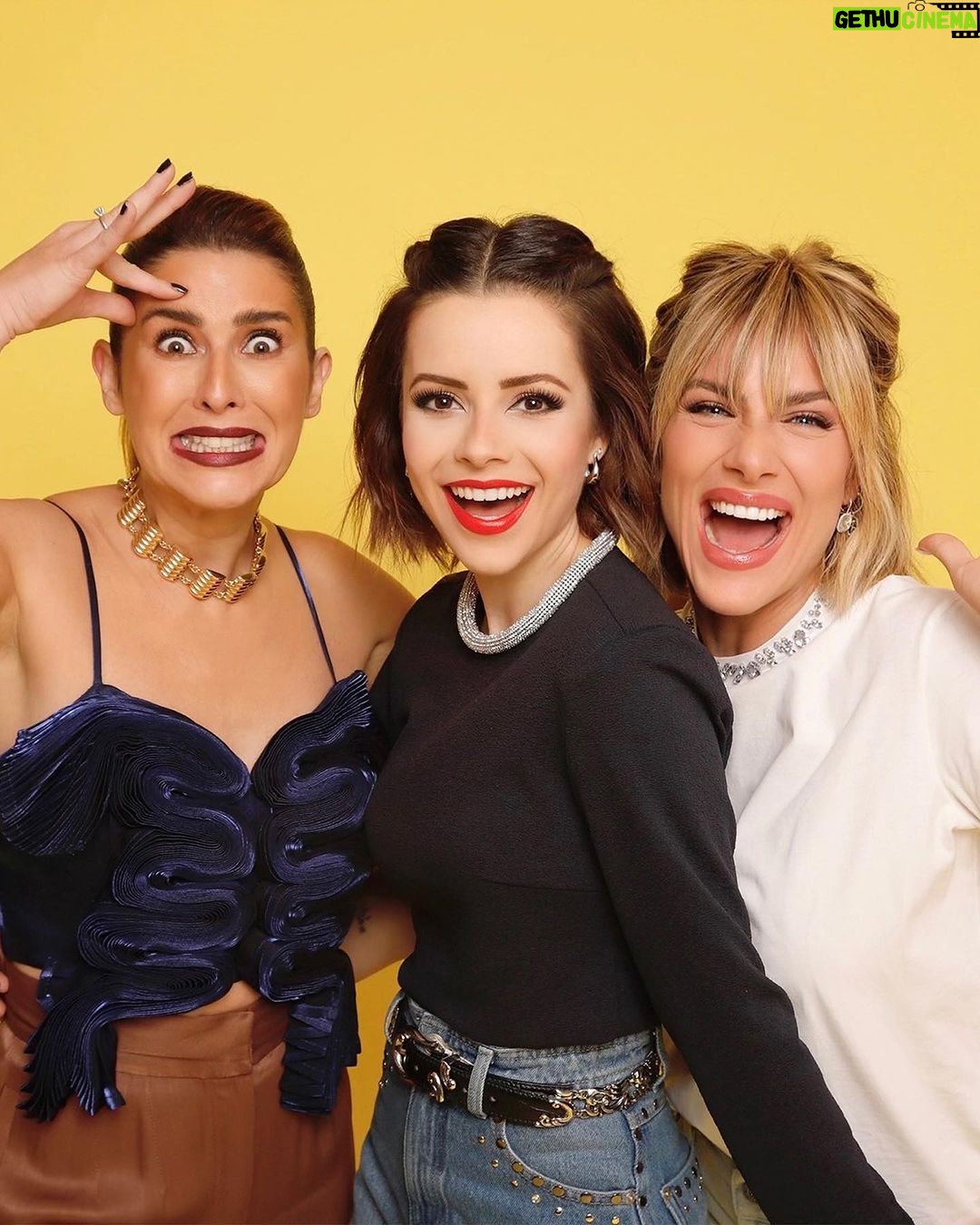 Sandy - 218.3K Likes - Semana de prosa boa, divertida e dose dupla com os queridos @fepaesleme, @gioewbank e @fabioporchat! Quem já viu comenta aqui…💜