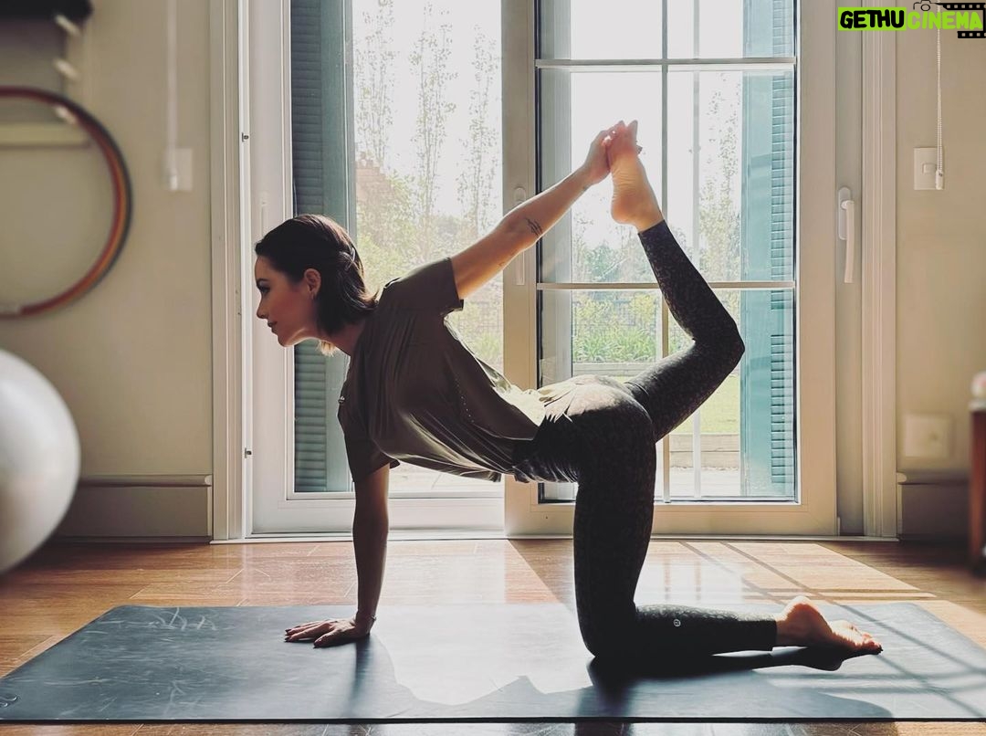 Sandy Instagram - Um #namastego de um dia ensolarado passando na sua timeline numa quarta-feira chuvosa. Bom dia! βΊοΈπ§π»ββοΈ #namaste #eunamasto #tunamastas #namastemostodos π
