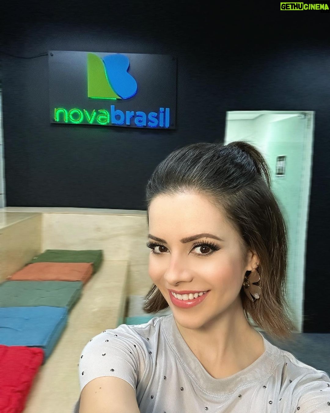 Sandy Instagram - Tava com saudade de fazer trabalho de rádio!! Ouço muito e aaaamo!! Obrigada, @radiomixfm e @novabrasilfm, por me receberem tão bem e prestigiarem meu novo projeto, “Nós, Voz, Eles - Ao Vivo”, e por todo espaço com meu novo single “Tudo Teu”. 💜 Vocês já ouviram?