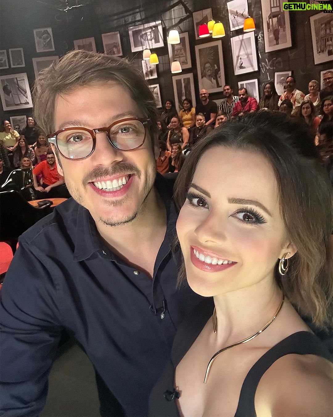 Sandy - 218.3K Likes - Semana de prosa boa, divertida e dose dupla com os queridos @fepaesleme, @gioewbank e @fabioporchat! Quem já viu comenta aqui…💜