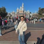 Sandy Instagram - Mais um registro lindo… dessa vez, de dias incríveis na @disneyland, na Califórnia. Como eu amo esse lugar… Me sinto privilegiada e muito grata por poder viver experiências assim. 2024 começando bem. 🙌🏻💜