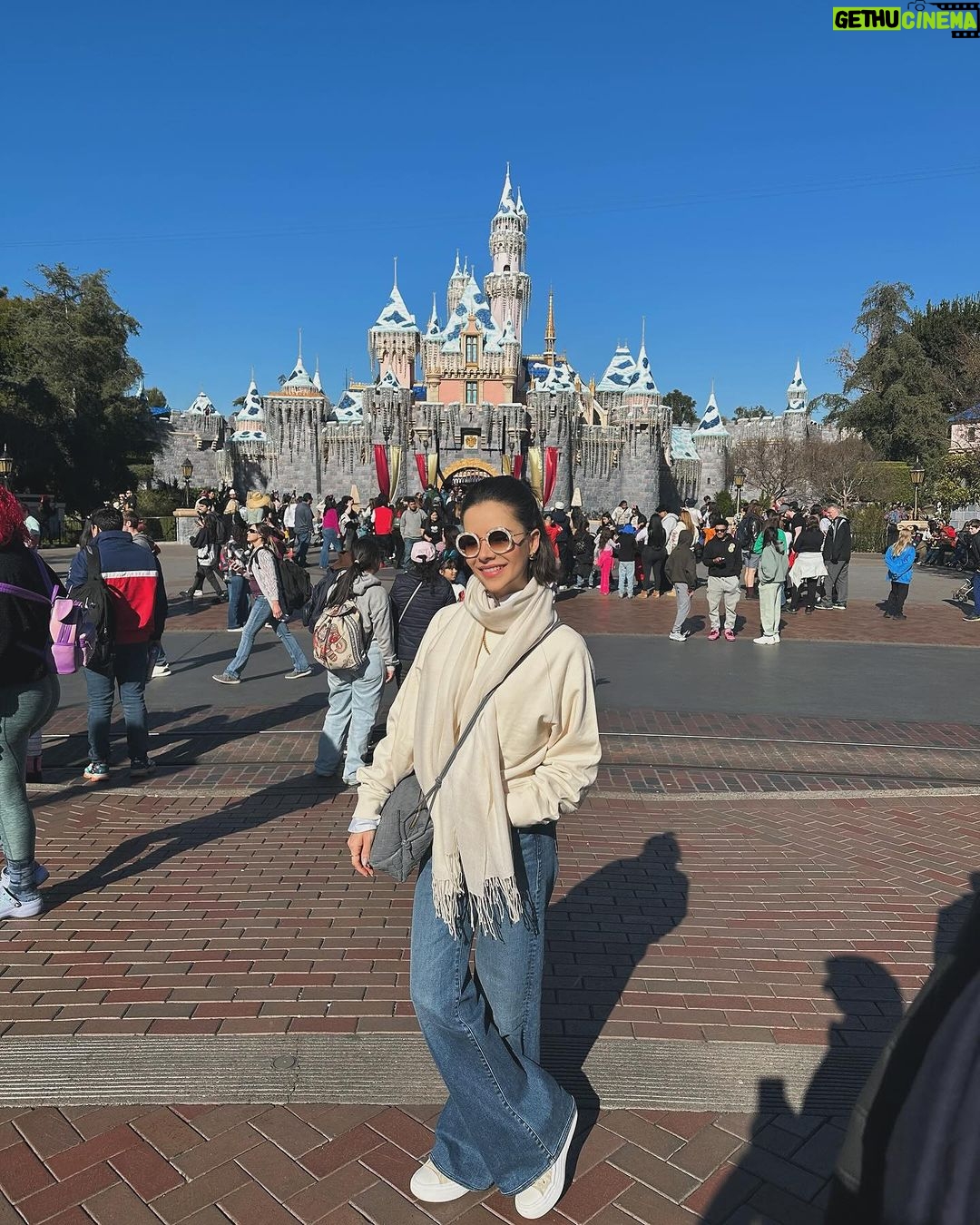 Sandy Instagram - Mais um registro lindo… dessa vez, de dias incríveis na @disneyland, na Califórnia. Como eu amo esse lugar… Me sinto privilegiada e muito grata por poder viver experiências assim. 2024 começando bem. 🙌🏻💜