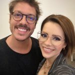 Sandy Instagram - E essa semana eu comecei a fazer um filme. Uma comédia romântica. Até aí acho que ainda não chamei muito a sua atenção. E se eu te dissesse que o filme tem como pano de fundo a música Evidências? Já tá mais atento, né? E se em cima disso eu usasse um super trunfo? Meu par romântico é a filha do hômi: Sandy!!!! Toma sociedade! Cinema brasileiro, tamo chegando! Esse filme vai ser DEMAIS! Só quero ouvir você dizer que sim! #EvidenciasDoAmor @wbpictures_br @framboesa_filmes Direção: @pedroantoniopaes