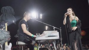 Sandy Instagram - Assisti algumas vezes a estas imagens pra tentar processar a noite mágica e inesquecível que eu vivi ontem. Por enquanto, só consigo agradecer a todos vocês que me encheram de amor, em especial, aos meus ídolos @coldplay e toda sua equipe, por tamanha generosidade, simpatia, profissionalismo e carinho… Vou guardar num lugar muito especial do meu coração esse sonho que eu jamais tinha ousado sonhar. Aquela noite em que a gente entende (ainda mais!) como é o coração de fã! 💜 Call it magic… Call it true… ✨

I have watched to this video countless times, and I’m still trying to process the magical and unforgettable night I had yesterday. For now, the only thing I can do is just thank you all who sent me so much love. A special thanks to my idols from @coldplay and their crew, for their generosity and kindness. I will keep last night in a very special place in my heart! 

🎥 @wirso