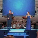 Sandy Instagram - Tem dias em que a gente trabalha, tem dias em que a gente se diverte. Tem dias em que os dois se misturam de um jeito que a gente nem consegue distinguir. Esse foi um deles! 💙 A gente foi chamado pelo Walt Disney World Resort e pela Azul pra esse evento lindo onde eles contaram algumas novidades dos parques (que a gente gosta pouco, né?) e reuniram #AFrotaMaisMágicadoMundo, as aeronaves da Azul inspiradas nos personagens Disney. E ainda tocando essa música que foi nosso tema, 24 ANOS ATRÁS, no programa Sandy e Junior. Deu um ‘gotosinho’ no coração… Valeu @azulinhasaereas e @disneyworld.brasil , pelo convite e pelo dia incrível que foi esse evento. BORA FAZER OUTRO DENTRO DOS PARQUES PRONTO FALEI ESTÁ PLANTADA A SEMENTE FICA AÍ A SUGESTÃO ASSIM SEM O MENOR INTERESSE NÉ publicidade