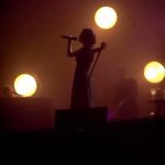 Sandy Instagram - Depois de um ano tão desafiador, é acolhedor olhar pra trás e ver taaantas realizações. Eu participei de festivais, eu cantei com o Coldplaaaay(😱), eu co-protagonizei um filme com o Fábio Porchat (estreia ano que vem!)… Fiz minha 1ª turnê solo internacional, cantei em alto mar, ganhei um especial Som Brasil, lancei o NVE Ao Vivo, fui a programas de amigos queridos, cantei, gravei, vibrei, me emocionei… Claro que não foi um ano fácil, mas, sim, a arte salva, a arte cura. Em 2023 estive com cada um de vcs… E sou muito, muito grata por isso. Sintam-se abraçados!! E que 2024 chegue com caminhos bonitos a percorrer. Só vem!! 🙌🏻💫