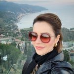 Sandy Instagram - É, minha gente… Ontem eu *q u a r e n t e i !!!* E devo dizer que, apesar de um certo estranhamento, tô achando o máximo!!! Cheguei aqui com tanta história já vivida e ainda tantos planos e sonhos e inspirações… Dizem que a vida começa aos 40. Se for isso mesmo, UAU!!! Tô no lucro. E tô pronta!! Muito grata por tudo que eu sou e por tudo de lindo que essa vida já me deu, principalmente pelas pessoas que fazem parte dela. E muito, muito grata pelo mar de amor q eu recebi ontem. Tô feliz!!! 🙏🏻♥️