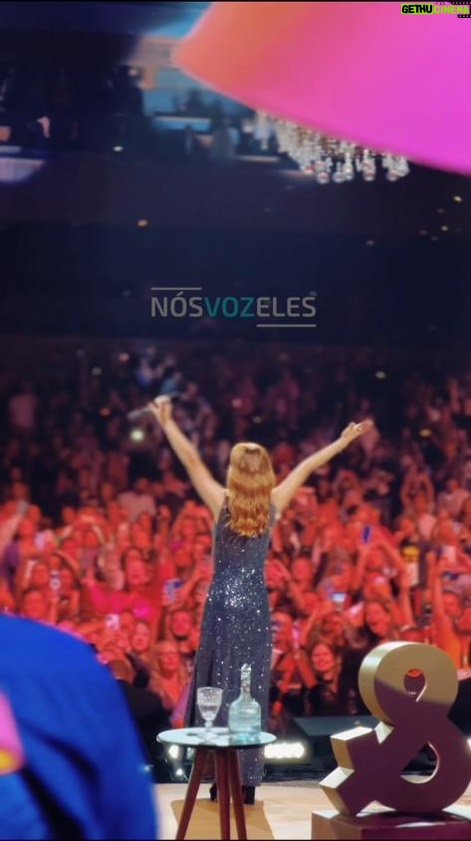 Sandy Instagram - #tbt Até hj impactada com os shows da semana passada, pra gravação do #DVDNósVozEles! Muita, mas muuuuuita emoção. Sorte a minha que amanhã eu tô no palco de novo! Tô chegando, Rio de Janeiro!!! Amanhã, 21h30, no @qualistage! Cadê os cariocas comigo? 🎥 @wirso