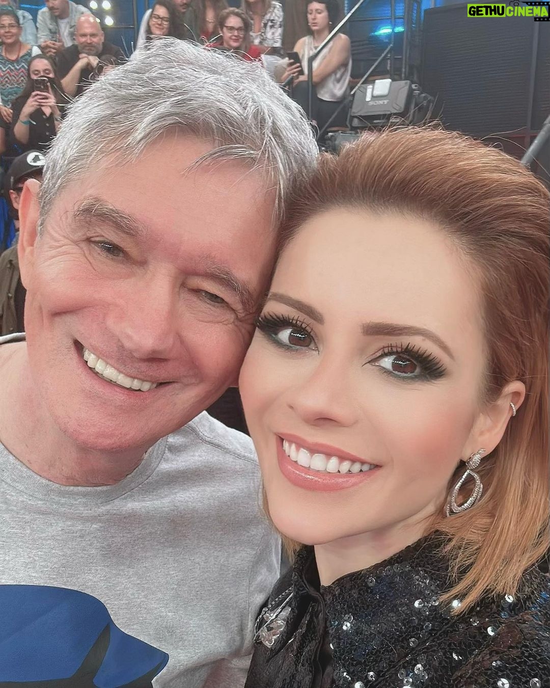Sandy Instagram - Registros do encontro lindo e emocionante de ontem no @altashoras. Cada minuto guardado no coração. Obrigada por promover a cultura e o amor sempre, querido amigo @serginhogroisman. Bituca, te amamos!! 💜
