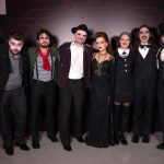 Sandy Instagram - ​#tbt Eu toda trabalhada num mood bem basiquinho pra cair no rock com a Família Addams, ops!…, minha super banda e nosso convidado especial @yohankisser! 🤘🏼 Este clã foi terrível, quer dizer, incrível!!! 👻🖤🔥 #halloween Styling: @picida_goncalves e @jumaiajumaia (banda) Make up: @henriquemellomakeup e time @sephorabrasil (banda) 📸 @wirso