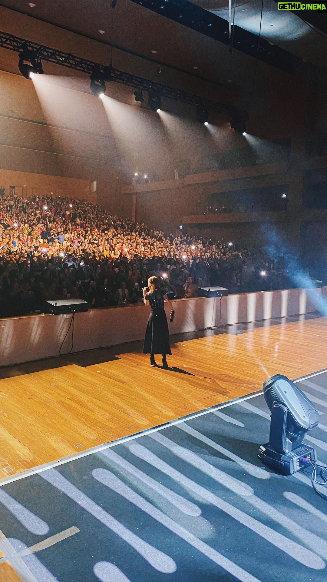 Sandy Instagram - Meu sábado foi incrível em Goiânia!! Obrigada por lotarem a plateia de amor. Eu tava morrendo de saudade de fazer show por aí. 💜 Próxima parada #TurnêNVE2022: Belo Horizonte, sexta agora, dia 28/out. Cadê meu pão de queijo, @…?👇😋