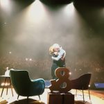 Sandy Instagram - Que noite cheia de amor, Brasília! 💜 Tirei um guri ali da plateia pra cantar comigo ontem… Será que ele aceita o convite pra hj à noite, aqui em Goiânia, pessoal? Me ajudem a convidar, marcando o @lucas.lima! hehehhe… Vai que… 😜#TurnêNVE2