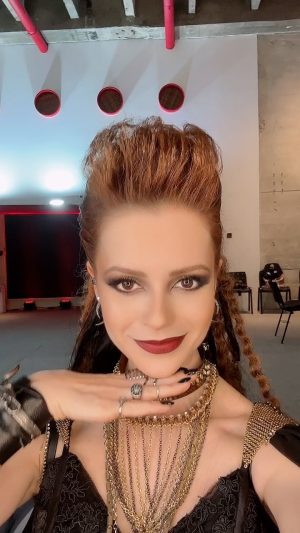Sandy Instagram - Sobre a noite de ontem…  Pronta pro baile de Halloween da @sephorabrasil em 3, 2, 1…
👻

Make: @henriquemellomakeup