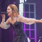 Sandy Instagram - Ahhhh, Porto Alegre… Vcs foram gigantes comigo ontem!! Muuuuuito obrigada por me receberem sempre tãaaao bem. 💜 Ontem, pela primeira vez, fiz o show com todas as músicas do #NVE2! Que alegria!! Quem eu encontro nos próximos de setembro? Anotem aí: 23 - Florianópolis 24 - Curitiba 28 - São Paulo 📸 @edudefferrari