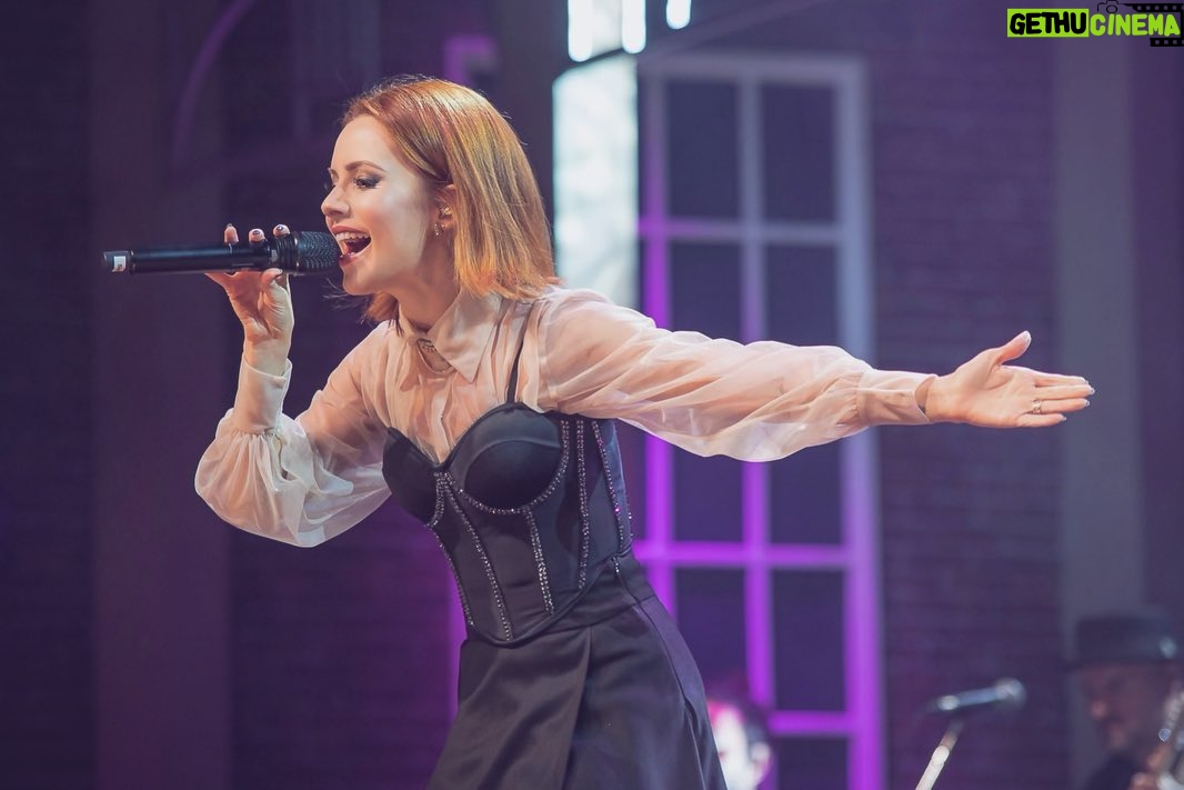Sandy Instagram - Ahhhh, Porto Alegre… Vcs foram gigantes comigo ontem!! Muuuuuito obrigada por me receberem sempre tãaaao bem. 💜 Ontem, pela primeira vez, fiz o show com todas as músicas do #NVE2! Que alegria!! Quem eu encontro nos próximos de setembro? Anotem aí: 23 - Florianópolis 24 - Curitiba 28 - São Paulo 📸 @edudefferrari