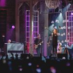 Sandy Instagram - Ahhhh, Porto Alegre… Vcs foram gigantes comigo ontem!! Muuuuuito obrigada por me receberem sempre tãaaao bem. 💜 Ontem, pela primeira vez, fiz o show com todas as músicas do #NVE2! Que alegria!! Quem eu encontro nos próximos de setembro? Anotem aí: 23 - Florianópolis 24 - Curitiba 28 - São Paulo 📸 @edudefferrari
