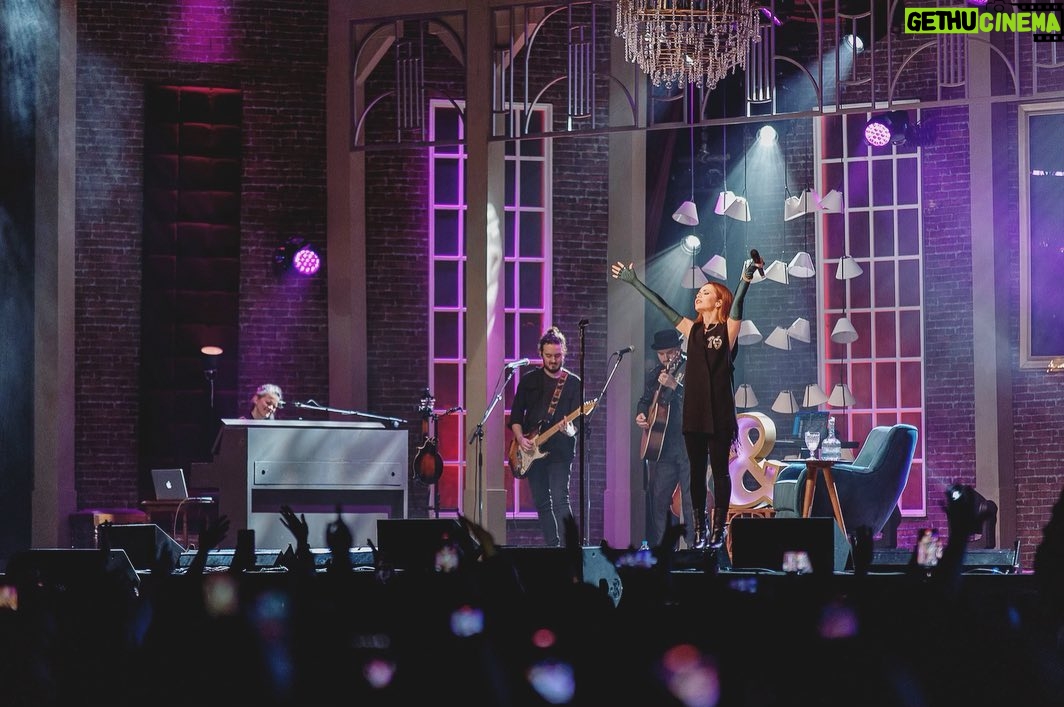 Sandy Instagram - Ahhhh, Porto Alegre… Vcs foram gigantes comigo ontem!! Muuuuuito obrigada por me receberem sempre tãaaao bem. 💜 Ontem, pela primeira vez, fiz o show com todas as músicas do #NVE2! Que alegria!! Quem eu encontro nos próximos de setembro? Anotem aí: 23 - Florianópolis 24 - Curitiba 28 - São Paulo 📸 @edudefferrari