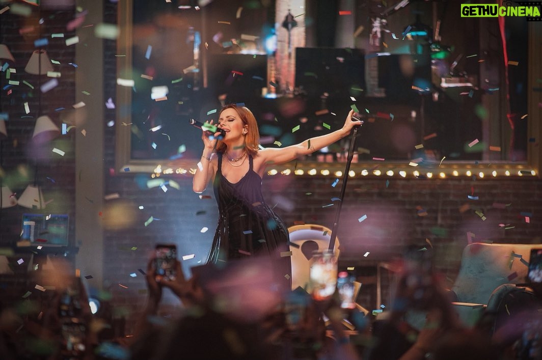 Sandy Instagram - Ahhhh, Porto Alegre… Vcs foram gigantes comigo ontem!! Muuuuuito obrigada por me receberem sempre tãaaao bem. 💜 Ontem, pela primeira vez, fiz o show com todas as músicas do #NVE2! Que alegria!! Quem eu encontro nos próximos de setembro? Anotem aí: 23 - Florianópolis 24 - Curitiba 28 - São Paulo 📸 @edudefferrari