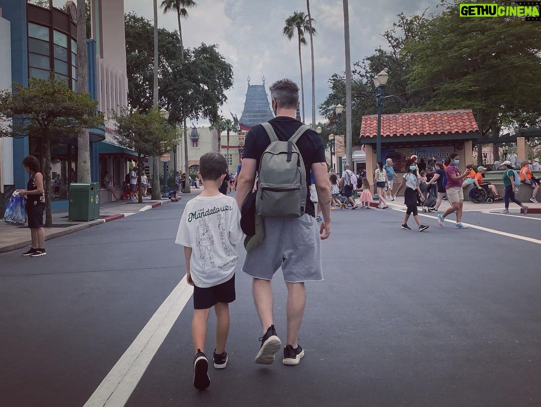 Sandy - 241.8K Likes - Esse é o pai q eu escolhi pro meu filho.
Das escolhas mais acertadas q eu já fiz na vida…
O filho dele é apaixonado por ele.
E eu também!
Feliz dia, meu amor @lucas.lima! ♥️
(Meu Deus, às vezes eu queria parar o tempo…)