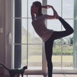 Sandy Instagram - Bom dia com uma gatinha que invade a foto ‘namastego’ da mamãe. 💜🧘‍♀️