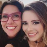 Sandy Instagram - Cumadi querida, Faz tempo q eu te conheço, mas, nos últimos 9 anos você tomou conta de um lugar muito especial no meu coração… Com esse seu jeito divertido, carinhoso, espontâneo, meio “criança”, foi entrando na minha vida e se tornando insubstituível. E eu fiquei tão encantada, tão admirada e grata por tudo q você fez por mim e pelo nosso Theozinho mesmo antes dele nascer, que confiei a vc um dos papéis mais importantes na vida de uma criança: o de ser sua dinda. E você, obviamente, desempenhou com maestria essa missão, ao longo desses últimos 8 anos. E vc foi muito além disso. Até você começar a ficar “conchinha”, quase não teve um dia sequer em q eu não tenha falado com você. E esse mérito é todo seu, pq vc sempre foi uma amiga proativa, dessas q cutucam e fazem a gente se lembrar do quão importante é aguar a plantinha linda de uma amizade preciosa. E você me ensinou tantas e tantas outras coisas, q eu nem sei se vc sabe… Não sei se deu tempo de te falar de tudo. …E tá doendo muito saber q eu não vou mais te ouvir, te ver, te “ler”, sentir seu abraço gostoso e entregue, te contar de cada dentinho q caiu do nosso menino, de cada reunião com a professora, q te deixava tão orgulhosa, de cada nova descoberta, novo interesse dele, de cada playlist inspirada pelo Dindão, de cada viagem, cada conquista, cada tristeza, cada alegria… que a gente não vai mais organizar juntas as festinhas de aniversário… eu não acredito q vc não vai estar lá na formatura dele, q vc tanto queria. Não tô querendo acreditar. Eu não sei muito bem qual é a lição q a vida tá querendo nos dar com essa sua partida tão, tão prematura. Faltava muito ainda pra gente viver junto. Essa sensação não sai de mim. Mas vc foi sempre sabiamente intensa, e graças a Deus, nunca deixou muitas coisas pra depois. E espalhou mais amor em 52 anos do que me parecia possível espalhar em 100. (Continua nos comentários…)