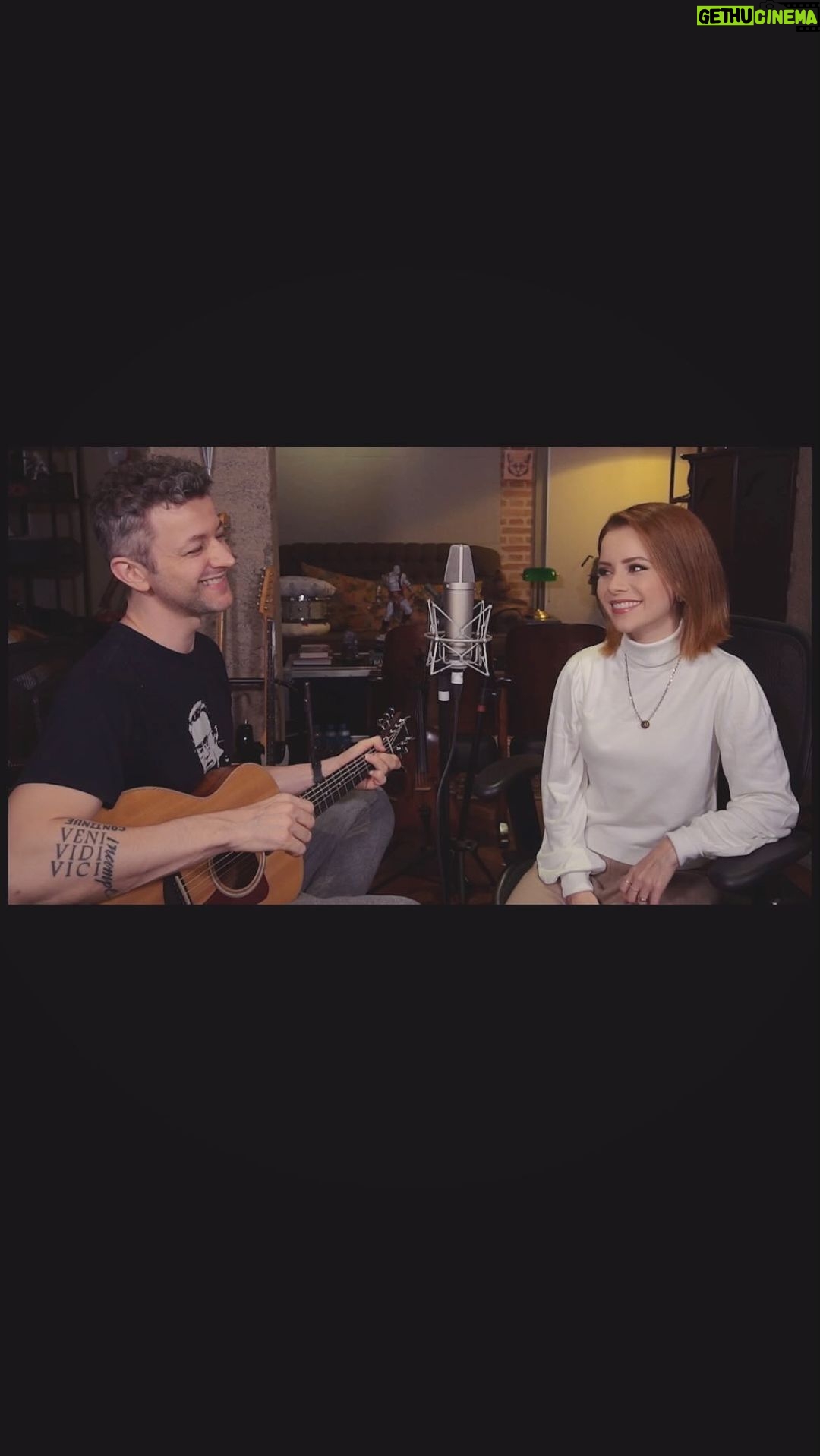 Sandy Instagram - Festival de Musiquinhas Tri Especial do Lucão e da Sandynha!!!! Dia dos Namorados! ❤️ Falling Slowly, @glenhansard e @marketa_irglova Essa música é MUITO especial e fazia tempo que eu queria fazer aqui! Aí casou do Dia dos Namorados cair num domingo e não me guentei. Vai demorar pra ter Festival de novo porque tô soterrado de trampo, mas essa eu não podia deixar passar… ❤️🥰 Feliz Dia dos Namorados, gurizada!