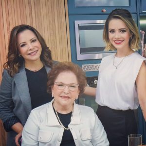 Sandy Instagram - Sou grata por cada ensinamento
por cada olhar de acolhimento
por cada momento de atenção, 
de afeto, de dedicação. 
Sou grata por cada pequeno gesto cheio de altruísmo, de heroísmo
por cada gota de amor 
jorrado na minha criação. 
As mulheres da minha vida são pura potência
são estrelas de primeira grandeza 
no meu céu tão estrelado 
de gente linda e amada e gigante 
são espelho, são inspiração. 

Um dia muito feliz pra elas e pra todas que desempenham, entre tantos, esse nosso papel tão importante, poderoso e especial… de MÃE. ♥️