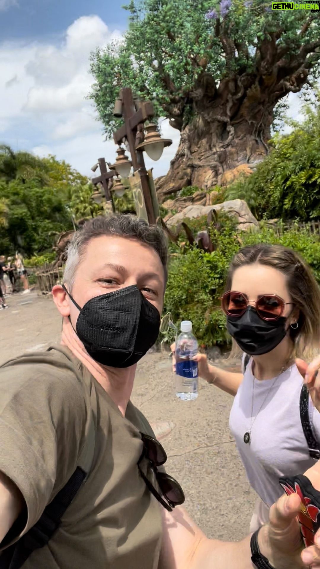 Sandy Instagram - Valdisney tava inspirado nesse dia. O rolê dos campeões veio. Animal Kingdom entregando tudo com a atração do Avatar! E uma passada turbo no Epcot pra conhecer o brinquedo do Ratatouille, que é uma coisinha mais linda do coraçãaaaaao!!! Que dia! ❤️❤️❤️ Valeu, @disneyworld.brasil