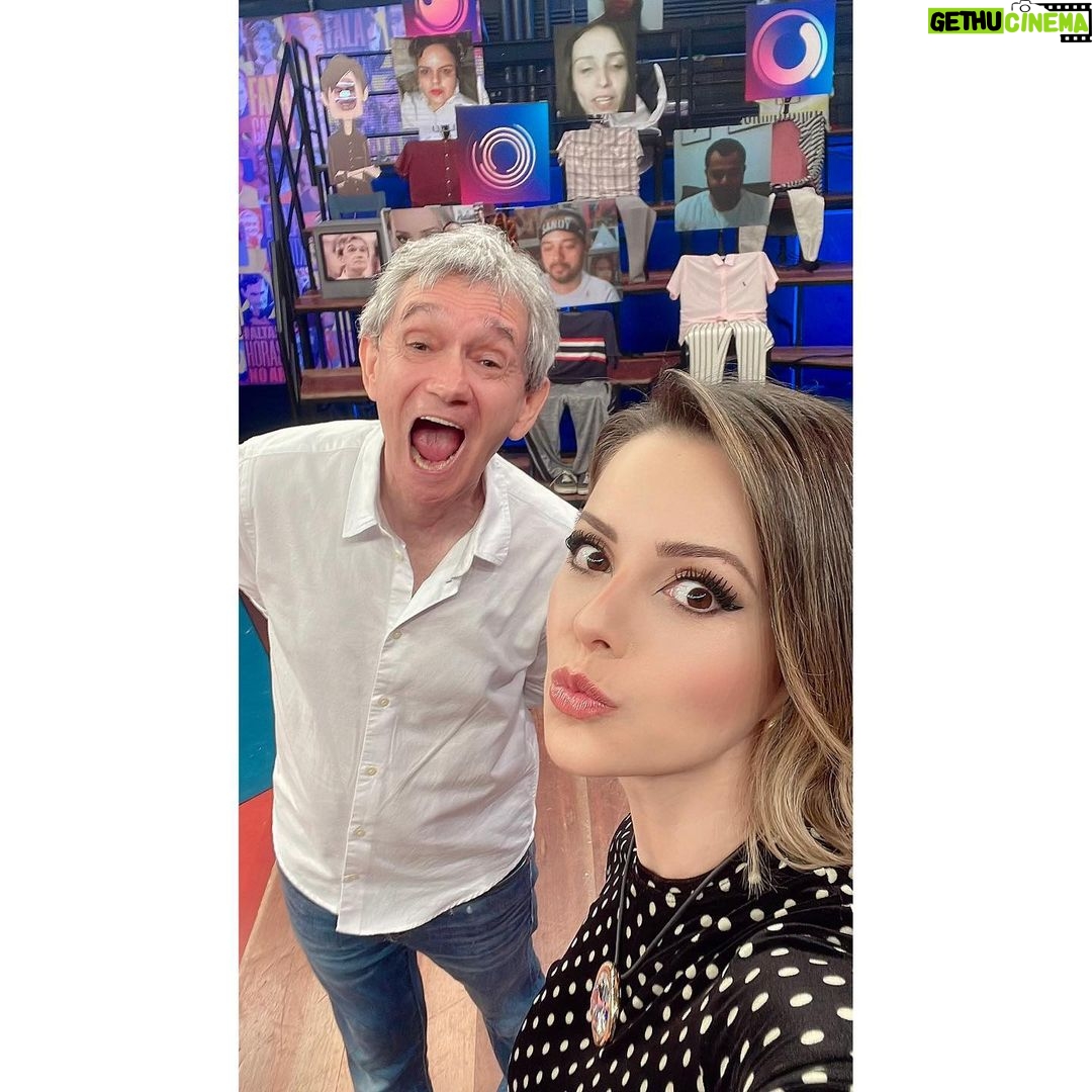 Sandy Instagram - Nem consigo expressar a emoção que foi voltar ao palco do Altas Horas, rever meu amigo @serginhogroisman (pessoalmente) depois de mais de dois anos, cantar ao vivo com minha banda querida, estar ao lado de colegas maravilhosas de profissão… Quem vem comigo pra este Altas Horas especial do Dia das Mulheres? Amanhã, hein? 🎈👏🏻💜 Look: @marcellmaia (Obrigada, Marcell!!)