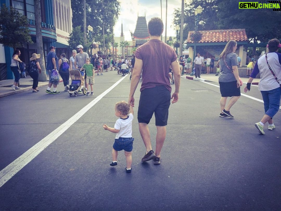 Sandy - 241.8K Likes - Esse é o pai q eu escolhi pro meu filho.
Das escolhas mais acertadas q eu já fiz na vida…
O filho dele é apaixonado por ele.
E eu também!
Feliz dia, meu amor @lucas.lima! ♥️
(Meu Deus, às vezes eu queria parar o tempo…)