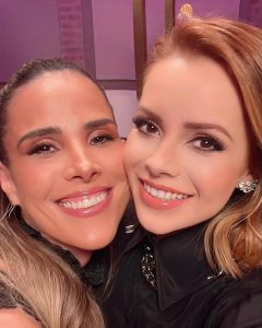 Sandy Instagram - É isso mesmo, Brasiiiilll! ☺️ Minha primeira convidada do #NosVozEles2 vai ser a @wanessa!! Que alegria finalmente dividir o estúdio com essa amiga e artista linda que ela é. Obrigada, Wan, pelo carinho enorme e pela colaboração incrível nesse projeto q eu amo tanto. Dia 01/08 vocês vão poder conferir o primeiro episódio. Dia 04/08 teremos a música – “Leve” – e o clipe disponíveis nas plataformas. Não percaaammm!! 🎈💜