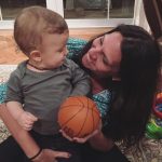 Sandy Instagram - Cumadi querida, Faz tempo q eu te conheço, mas, nos últimos 9 anos você tomou conta de um lugar muito especial no meu coração… Com esse seu jeito divertido, carinhoso, espontâneo, meio “criança”, foi entrando na minha vida e se tornando insubstituível. E eu fiquei tão encantada, tão admirada e grata por tudo q você fez por mim e pelo nosso Theozinho mesmo antes dele nascer, que confiei a vc um dos papéis mais importantes na vida de uma criança: o de ser sua dinda. E você, obviamente, desempenhou com maestria essa missão, ao longo desses últimos 8 anos. E vc foi muito além disso. Até você começar a ficar “conchinha”, quase não teve um dia sequer em q eu não tenha falado com você. E esse mérito é todo seu, pq vc sempre foi uma amiga proativa, dessas q cutucam e fazem a gente se lembrar do quão importante é aguar a plantinha linda de uma amizade preciosa. E você me ensinou tantas e tantas outras coisas, q eu nem sei se vc sabe… Não sei se deu tempo de te falar de tudo. …E tá doendo muito saber q eu não vou mais te ouvir, te ver, te “ler”, sentir seu abraço gostoso e entregue, te contar de cada dentinho q caiu do nosso menino, de cada reunião com a professora, q te deixava tão orgulhosa, de cada nova descoberta, novo interesse dele, de cada playlist inspirada pelo Dindão, de cada viagem, cada conquista, cada tristeza, cada alegria… que a gente não vai mais organizar juntas as festinhas de aniversário… eu não acredito q vc não vai estar lá na formatura dele, q vc tanto queria. Não tô querendo acreditar. Eu não sei muito bem qual é a lição q a vida tá querendo nos dar com essa sua partida tão, tão prematura. Faltava muito ainda pra gente viver junto. Essa sensação não sai de mim. Mas vc foi sempre sabiamente intensa, e graças a Deus, nunca deixou muitas coisas pra depois. E espalhou mais amor em 52 anos do que me parecia possível espalhar em 100. (Continua nos comentários…)