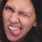 Sandy Instagram - Cumadi querida, Faz tempo q eu te conheço, mas, nos últimos 9 anos você tomou conta de um lugar muito especial no meu coração… Com esse seu jeito divertido, carinhoso, espontâneo, meio “criança”, foi entrando na minha vida e se tornando insubstituível. E eu fiquei tão encantada, tão admirada e grata por tudo q você fez por mim e pelo nosso Theozinho mesmo antes dele nascer, que confiei a vc um dos papéis mais importantes na vida de uma criança: o de ser sua dinda. E você, obviamente, desempenhou com maestria essa missão, ao longo desses últimos 8 anos. E vc foi muito além disso. Até você começar a ficar “conchinha”, quase não teve um dia sequer em q eu não tenha falado com você. E esse mérito é todo seu, pq vc sempre foi uma amiga proativa, dessas q cutucam e fazem a gente se lembrar do quão importante é aguar a plantinha linda de uma amizade preciosa. E você me ensinou tantas e tantas outras coisas, q eu nem sei se vc sabe… Não sei se deu tempo de te falar de tudo. …E tá doendo muito saber q eu não vou mais te ouvir, te ver, te “ler”, sentir seu abraço gostoso e entregue, te contar de cada dentinho q caiu do nosso menino, de cada reunião com a professora, q te deixava tão orgulhosa, de cada nova descoberta, novo interesse dele, de cada playlist inspirada pelo Dindão, de cada viagem, cada conquista, cada tristeza, cada alegria… que a gente não vai mais organizar juntas as festinhas de aniversário… eu não acredito q vc não vai estar lá na formatura dele, q vc tanto queria. Não tô querendo acreditar. Eu não sei muito bem qual é a lição q a vida tá querendo nos dar com essa sua partida tão, tão prematura. Faltava muito ainda pra gente viver junto. Essa sensação não sai de mim. Mas vc foi sempre sabiamente intensa, e graças a Deus, nunca deixou muitas coisas pra depois. E espalhou mais amor em 52 anos do que me parecia possível espalhar em 100. (Continua nos comentários…)