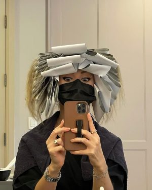 Sandy Instagram - Pra tirar uma onda de Afrodite, primeiro tem que ser Medusa. 😜

Retoque nas luzes e corte: ✔️