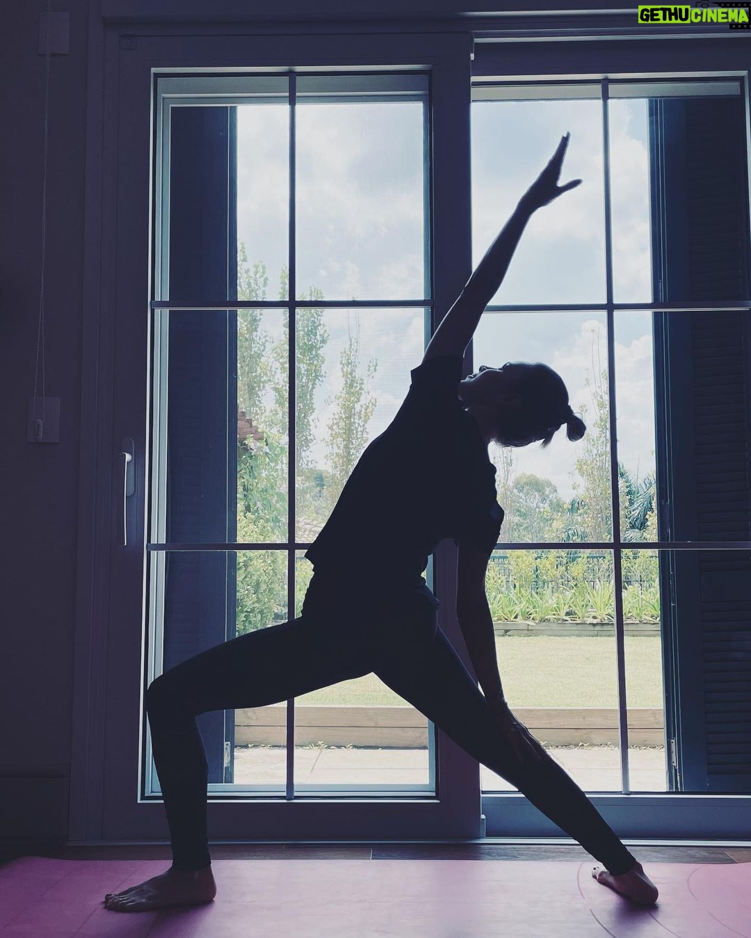 Sandy Instagram - O feminino que existe em mim saúda o feminino que existe em você. Que ele esteja sempre vivo e nutrido. Feliz Dia Internacional da Mulher. 🌷🍃