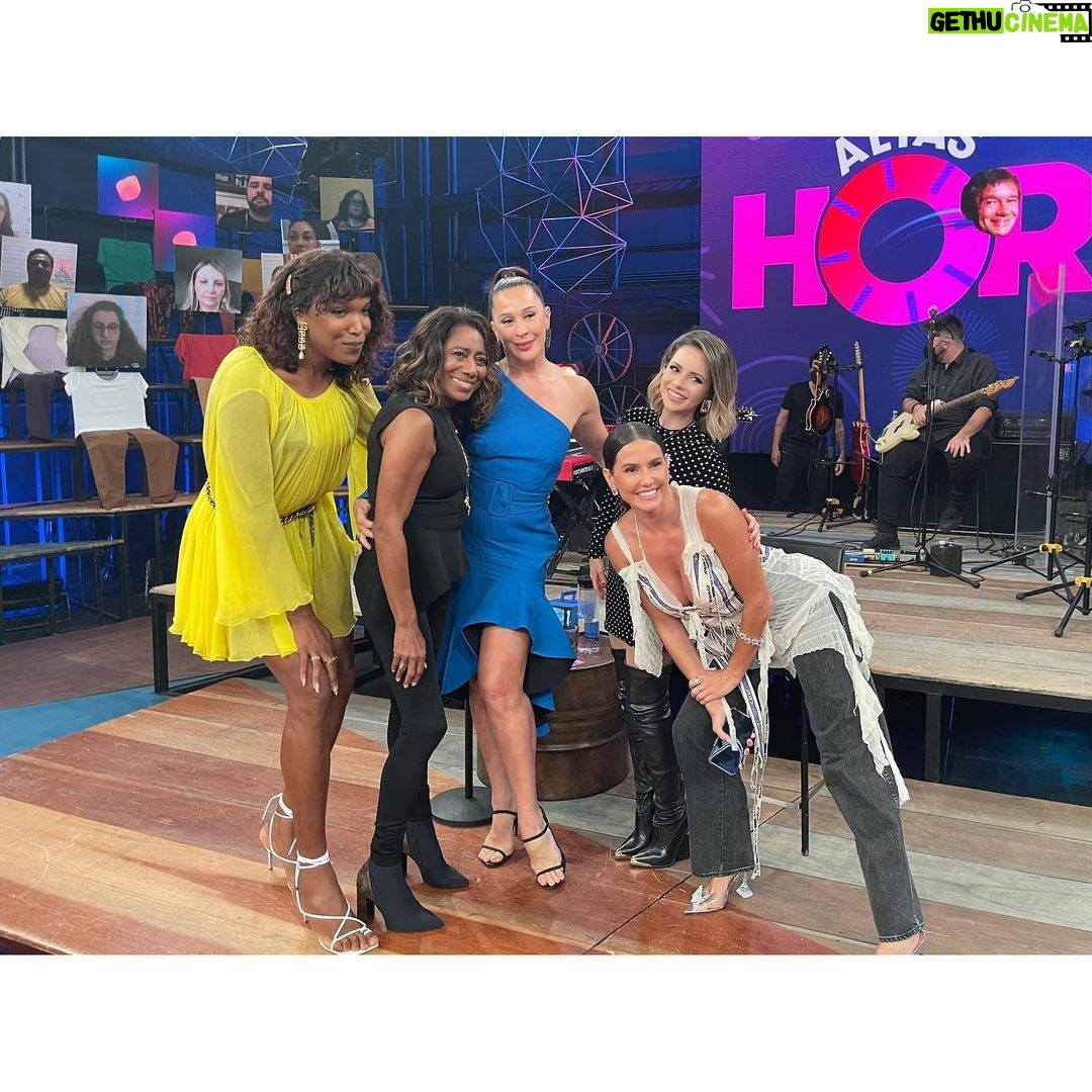 Sandy Instagram - Nem consigo expressar a emoção que foi voltar ao palco do Altas Horas, rever meu amigo @serginhogroisman (pessoalmente) depois de mais de dois anos, cantar ao vivo com minha banda querida, estar ao lado de colegas maravilhosas de profissão… Quem vem comigo pra este Altas Horas especial do Dia das Mulheres? Amanhã, hein? 🎈👏🏻💜 Look: @marcellmaia (Obrigada, Marcell!!)