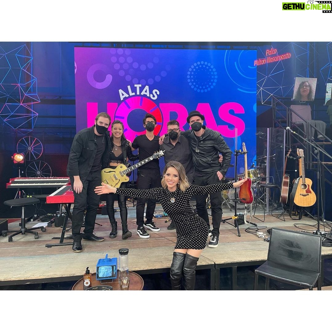 Sandy Instagram - Nem consigo expressar a emoção que foi voltar ao palco do Altas Horas, rever meu amigo @serginhogroisman (pessoalmente) depois de mais de dois anos, cantar ao vivo com minha banda querida, estar ao lado de colegas maravilhosas de profissão… Quem vem comigo pra este Altas Horas especial do Dia das Mulheres? Amanhã, hein? 🎈👏🏻💜 Look: @marcellmaia (Obrigada, Marcell!!)