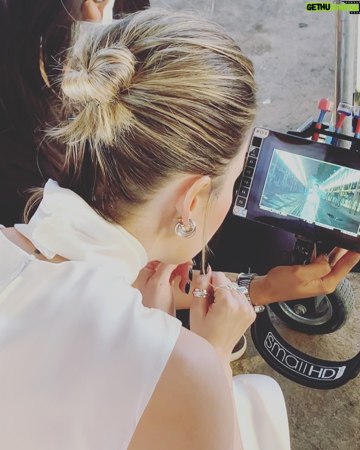 Sandy Instagram - #tbt especial de hoje é do dia da filmagem de “Universo Reduzido”. Que dia bom, que equipe linda. E o resultado então… me deixou flutuando! Pra quem não viu e quer ver, tem o link na bio. 💜