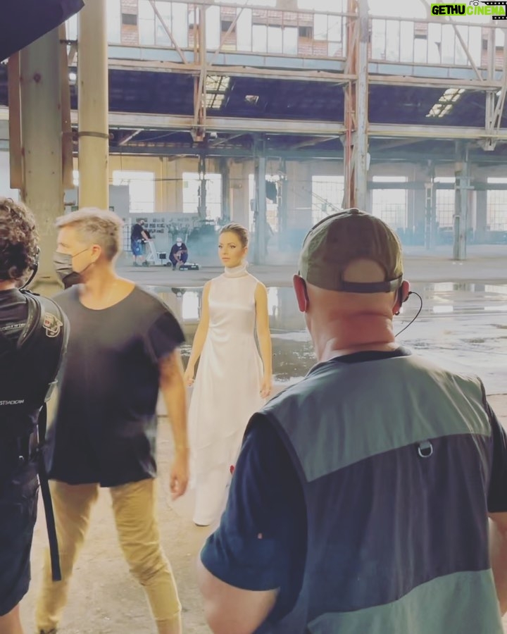 Sandy Instagram - #tbt especial de hoje é do dia da filmagem de “Universo Reduzido”. Que dia bom, que equipe linda. E o resultado então… me deixou flutuando! Pra quem não viu e quer ver, tem o link na bio. 💜