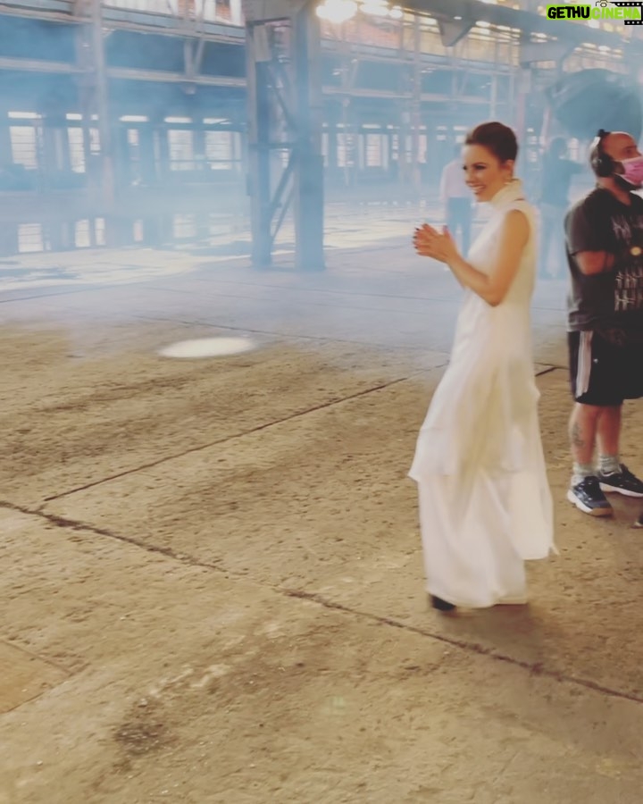 Sandy Instagram - #tbt especial de hoje é do dia da filmagem de “Universo Reduzido”. Que dia bom, que equipe linda. E o resultado então… me deixou flutuando! Pra quem não viu e quer ver, tem o link na bio. 💜