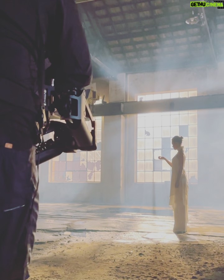 Sandy Instagram - #tbt especial de hoje é do dia da filmagem de “Universo Reduzido”. Que dia bom, que equipe linda. E o resultado então… me deixou flutuando! Pra quem não viu e quer ver, tem o link na bio. 💜