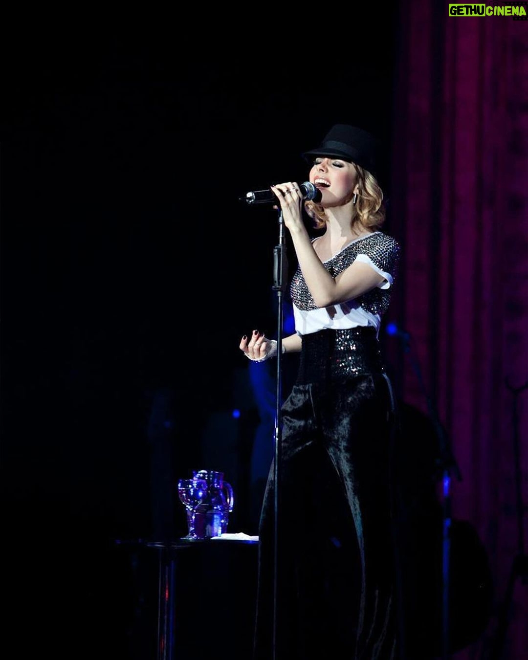 Sandy Instagram - E o #tbt de hoje é de uma pessoa aqui morrendo de saudade dos shows… De cantar ao vivo, olhando pra vcs! 💜 Enquanto março não chega, fecho os olhos e me lembro de cada um destes momentos especiais! E vc, se lembra de algum? 2010 - Turnê “Manuscrito” (primeiro show da carreira solo!) 2011 - “Manuscrito Ao Vivo” (gravação DVD) 2012 - Turnê releituras “Michael Jackson” 2012 - Show corporativo, em SP 2013 - Turnê “Sim” 2016 - Turnê “Meu Canto” 2018 - Turnê “Nós, Voz, Eles” 2022 - Turnê “Nós, Voz, Eles” (gravação DVD)