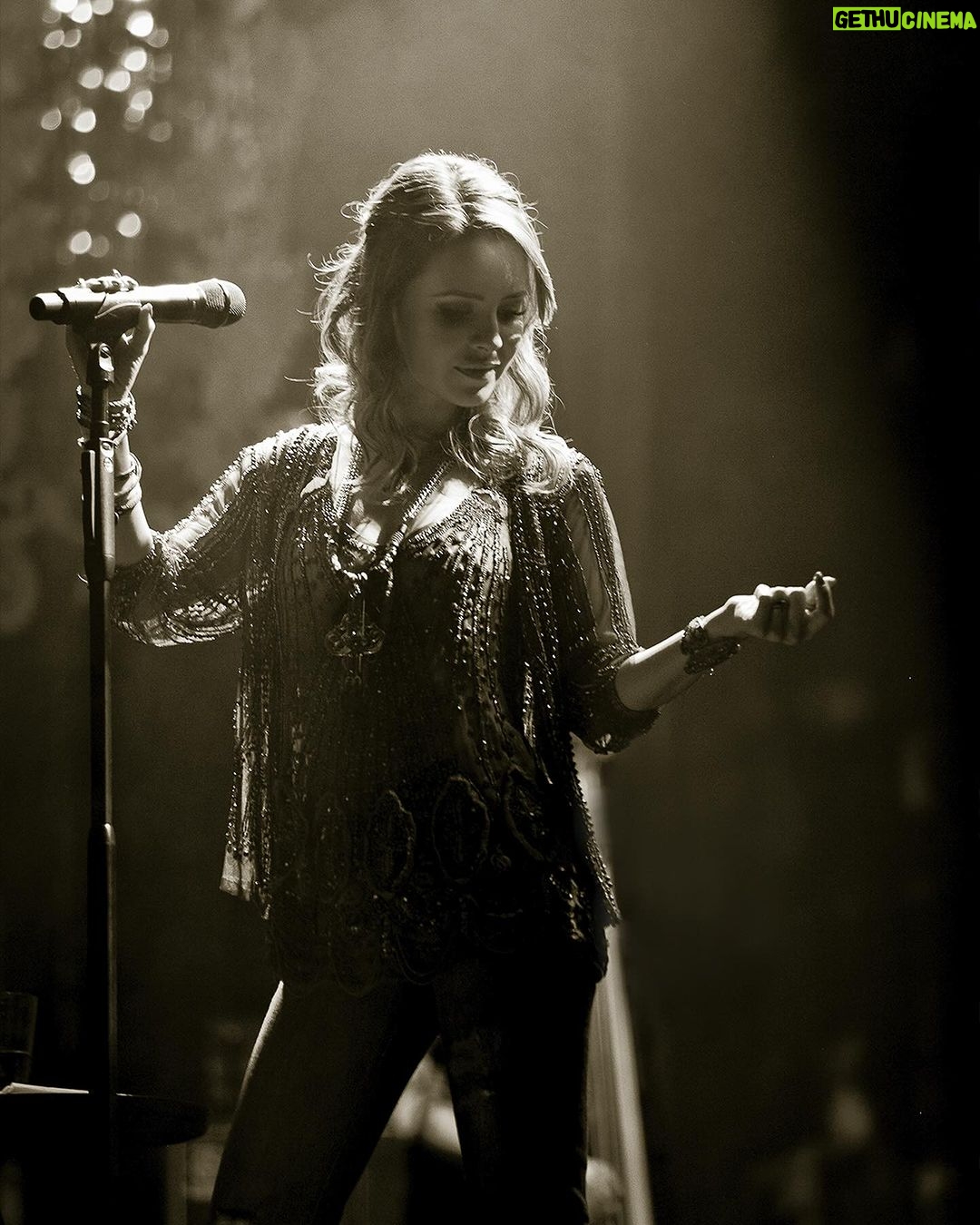 Sandy Instagram - E o #tbt de hoje é de uma pessoa aqui morrendo de saudade dos shows… De cantar ao vivo, olhando pra vcs! 💜 Enquanto março não chega, fecho os olhos e me lembro de cada um destes momentos especiais! E vc, se lembra de algum? 2010 - Turnê “Manuscrito” (primeiro show da carreira solo!) 2011 - “Manuscrito Ao Vivo” (gravação DVD) 2012 - Turnê releituras “Michael Jackson” 2012 - Show corporativo, em SP 2013 - Turnê “Sim” 2016 - Turnê “Meu Canto” 2018 - Turnê “Nós, Voz, Eles” 2022 - Turnê “Nós, Voz, Eles” (gravação DVD)