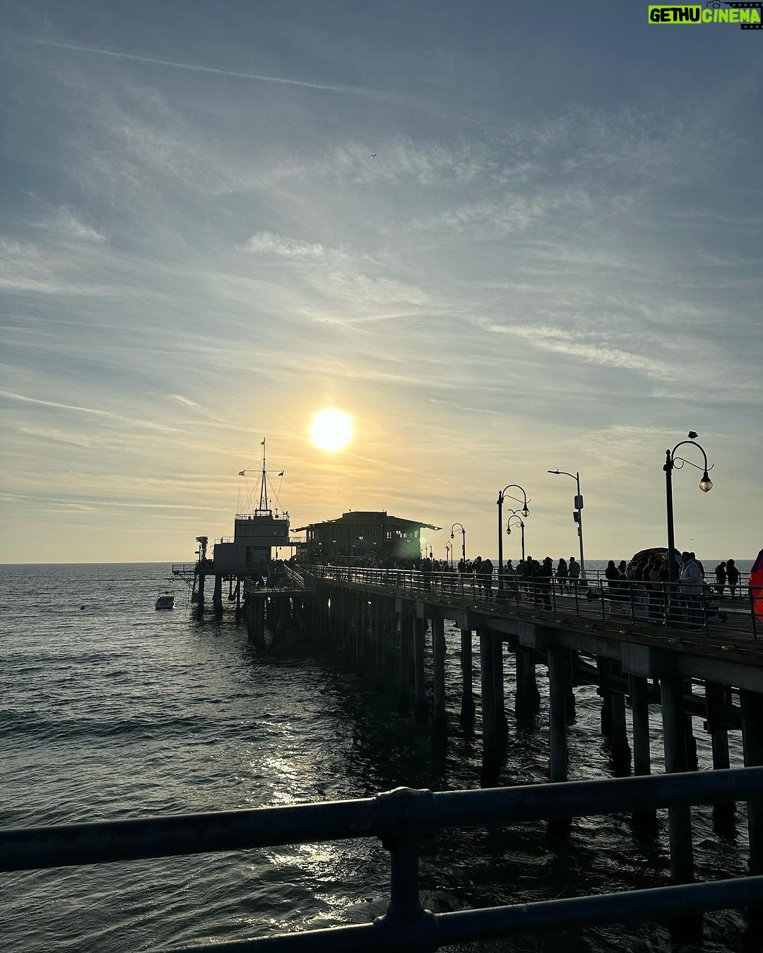 Sandy Instagram - Voltei faz uns 3 dias, mas vale o registro nesse dumpzinho de umas férias-delícia e cheias de pores do sol maravilhosos e gente querida. Bom fim de semana, gente linda! 💜 Los Angeles - California