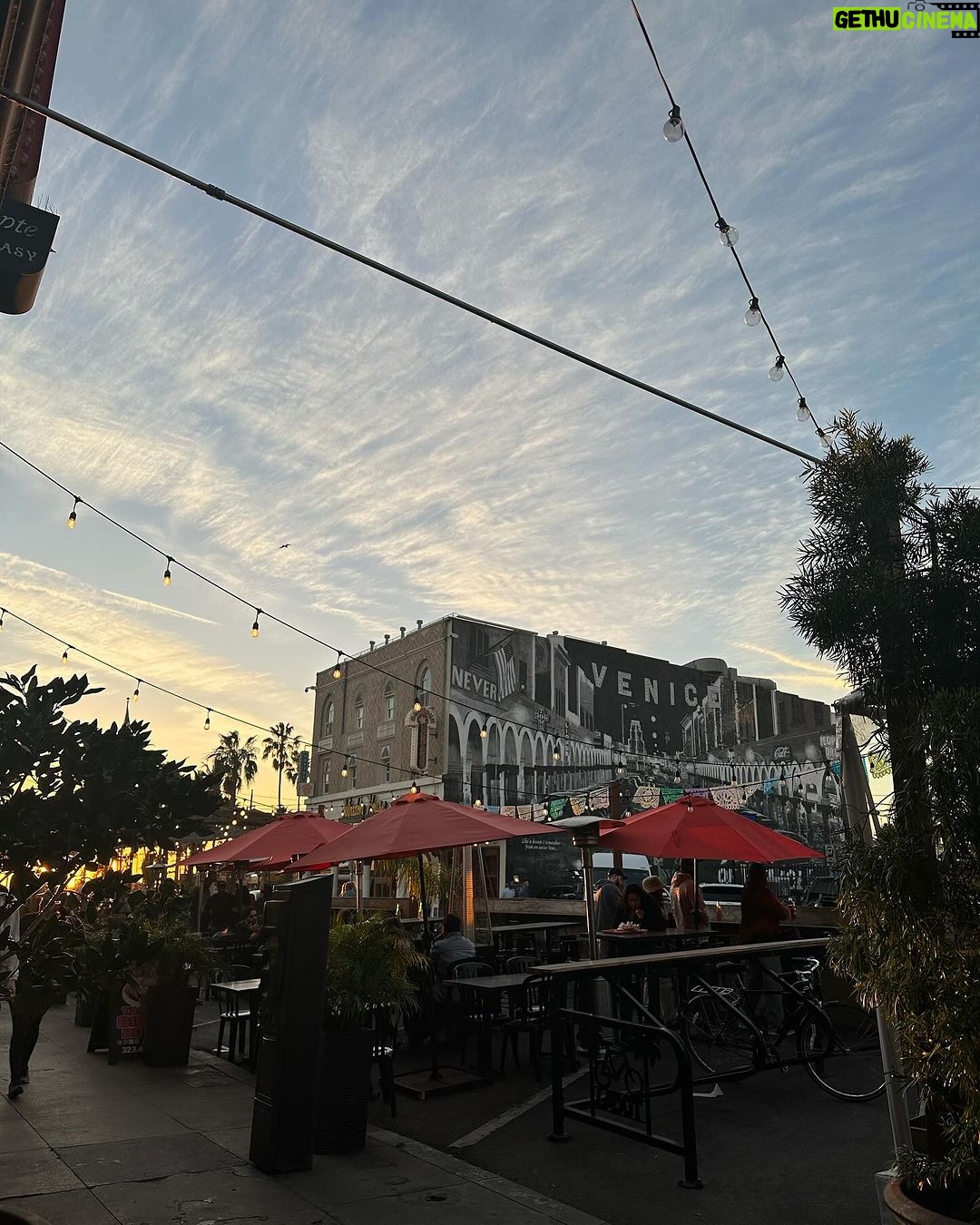 Sandy Instagram - Voltei faz uns 3 dias, mas vale o registro nesse dumpzinho de umas férias-delícia e cheias de pores do sol maravilhosos e gente querida. Bom fim de semana, gente linda! 💜 Los Angeles - California
