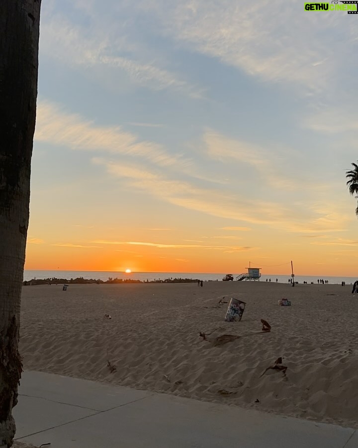 Sandy Instagram - Voltei faz uns 3 dias, mas vale o registro nesse dumpzinho de umas férias-delícia e cheias de pores do sol maravilhosos e gente querida. Bom fim de semana, gente linda! 💜 Los Angeles - California