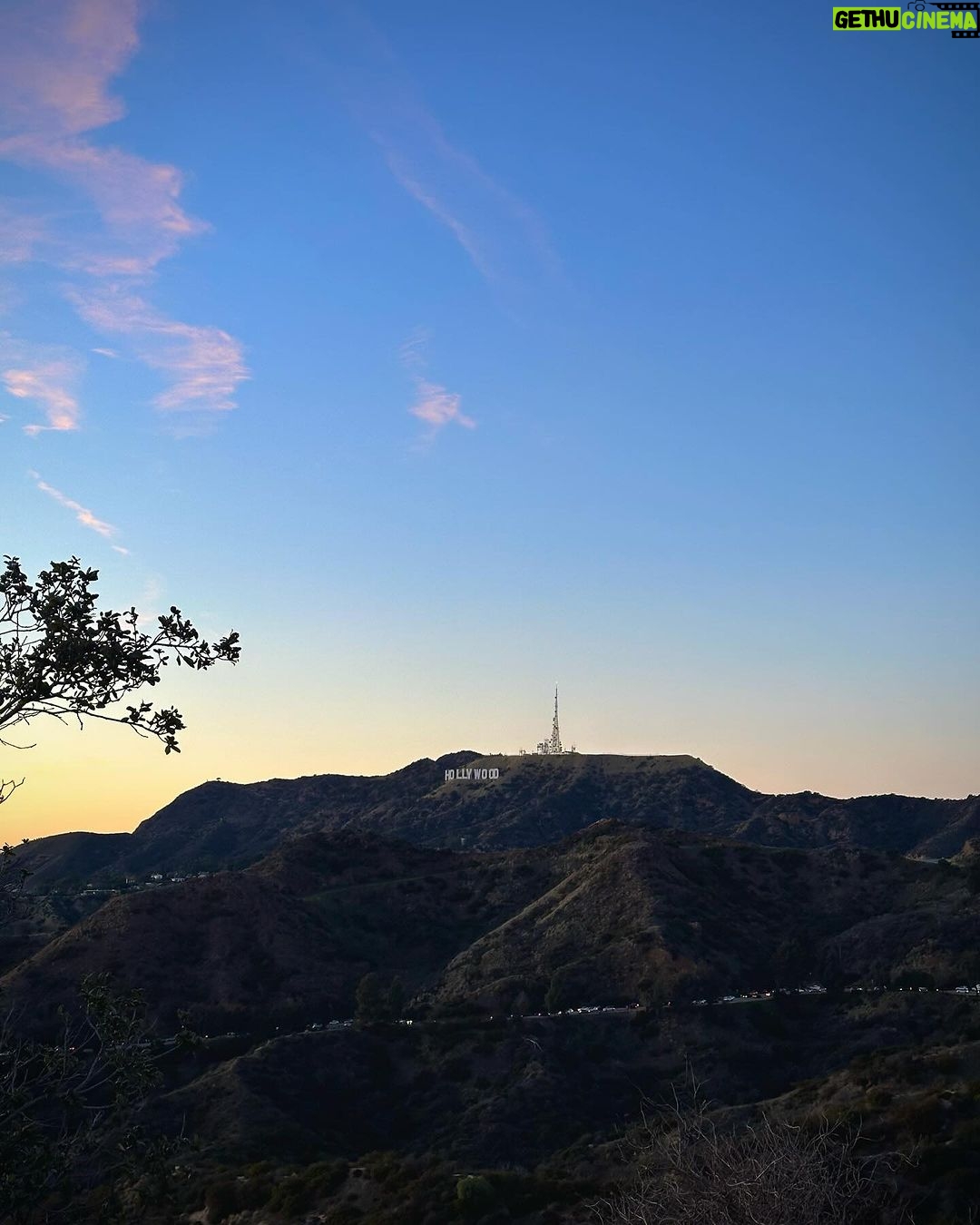 Sandy Instagram - Voltei faz uns 3 dias, mas vale o registro nesse dumpzinho de umas férias-delícia e cheias de pores do sol maravilhosos e gente querida. Bom fim de semana, gente linda! 💜 Los Angeles - California