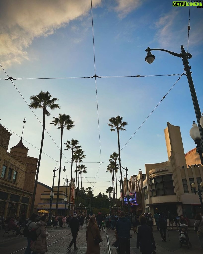 Sandy Instagram - Mais um registro lindo… dessa vez, de dias incríveis na @disneyland, na Califórnia. Como eu amo esse lugar… Me sinto privilegiada e muito grata por poder viver experiências assim. 2024 começando bem. 🙌🏻💜